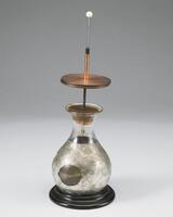 FK 0474 01
<br/>
Goudbladelektroscoop
<br/>
<em>J. Van Waveren, Haarlem</em>